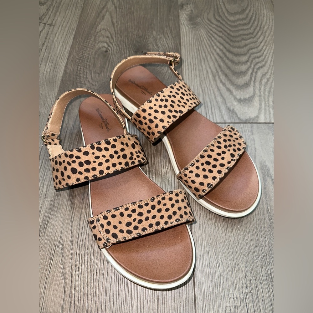 Universal Threads Sandals Size 8